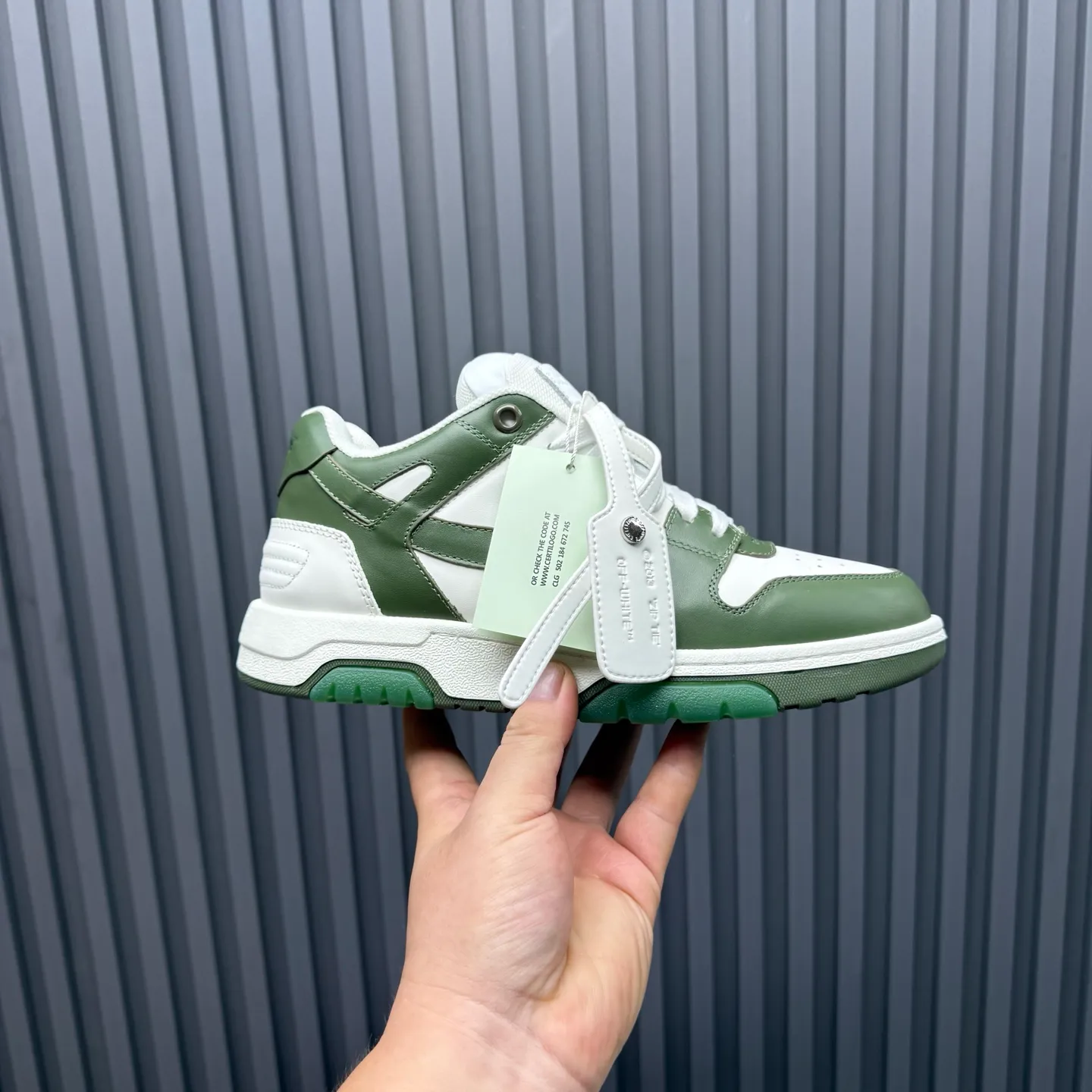 【off- white】P: 620💰Couple model👫, Size: 35-44 (Customized for men 38.45.46) High-quality version👊 "Out of office" series original molding, original lasting, production process 1:1 Original ➰OFF GRAY WHITE OW ➰ First-layer cowhide Imported skin-friendly and environmentally friendly polyester mesh Original molding high elastic and environmentally friendly molding pad Made with the original lasting process. The original molded rubber outsole (never yellows and deforms) has a super correct shape, bright color and strong three-dimensional effect👍. Packaging💯Full set of packaging synchronized with the official website (branded paper, certificate of quality, branded cloth bag)